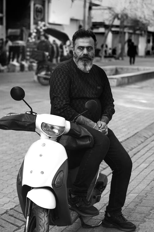 Základová fotografie zdarma na téma černobílý, městských ulicích, motocykl