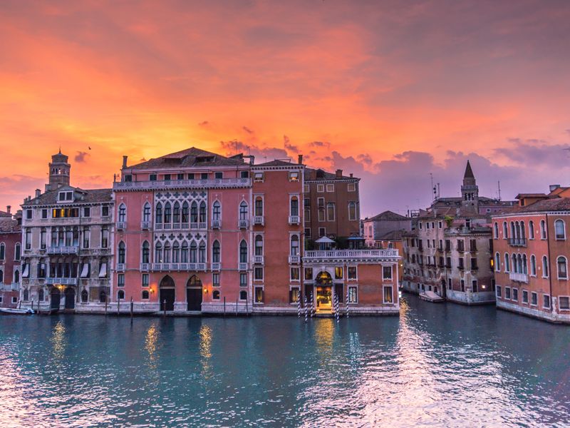 Vue du Grand Canal à Venise, Italie, au coucher du soleil avec architecture historique.