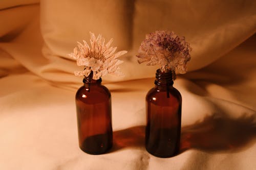 Immagine gratuita di aromaterapia, bottiglie di vetro, fiori