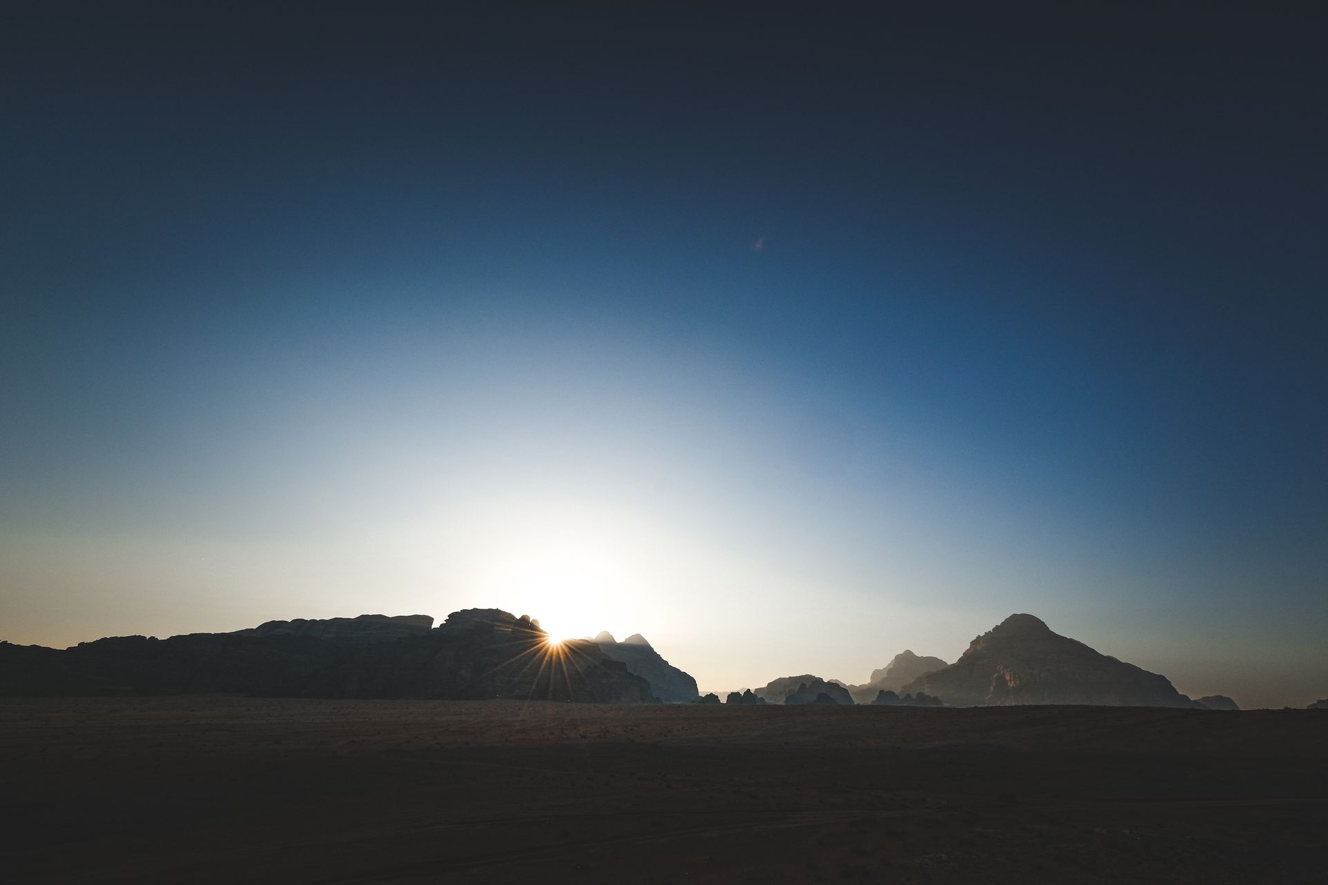 Matahari terbit di gurun Wadi Rum Jordan