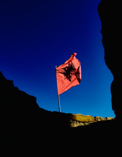 Photos gratuites de Albanie, ciel clair, drapeau