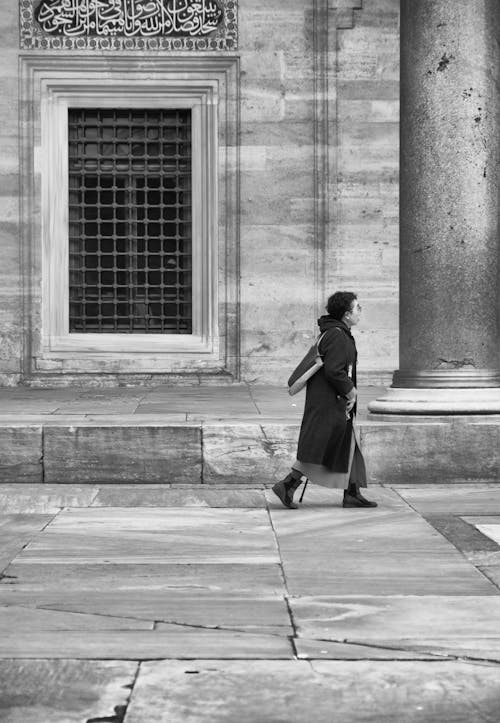Darmowe zdjęcie z galerii z bruk, chodzenie, czarno-biały