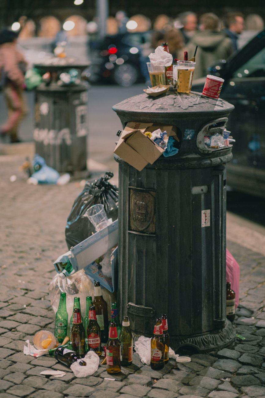 Deșeuri aruncate pe stradă în județul Bacău Deșeuri aruncate pe stradă în județul Bacău