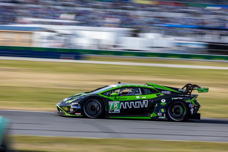 Racing Lamborghini Huracan