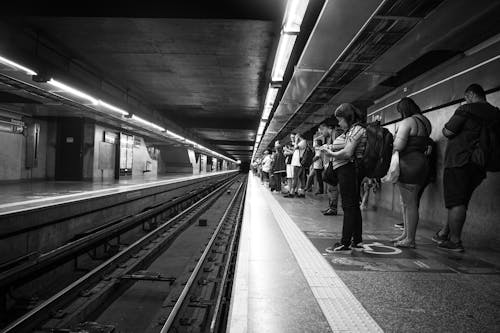 人, 公共交通機関, 地下鉄のプラットフォームの無料の写真素材