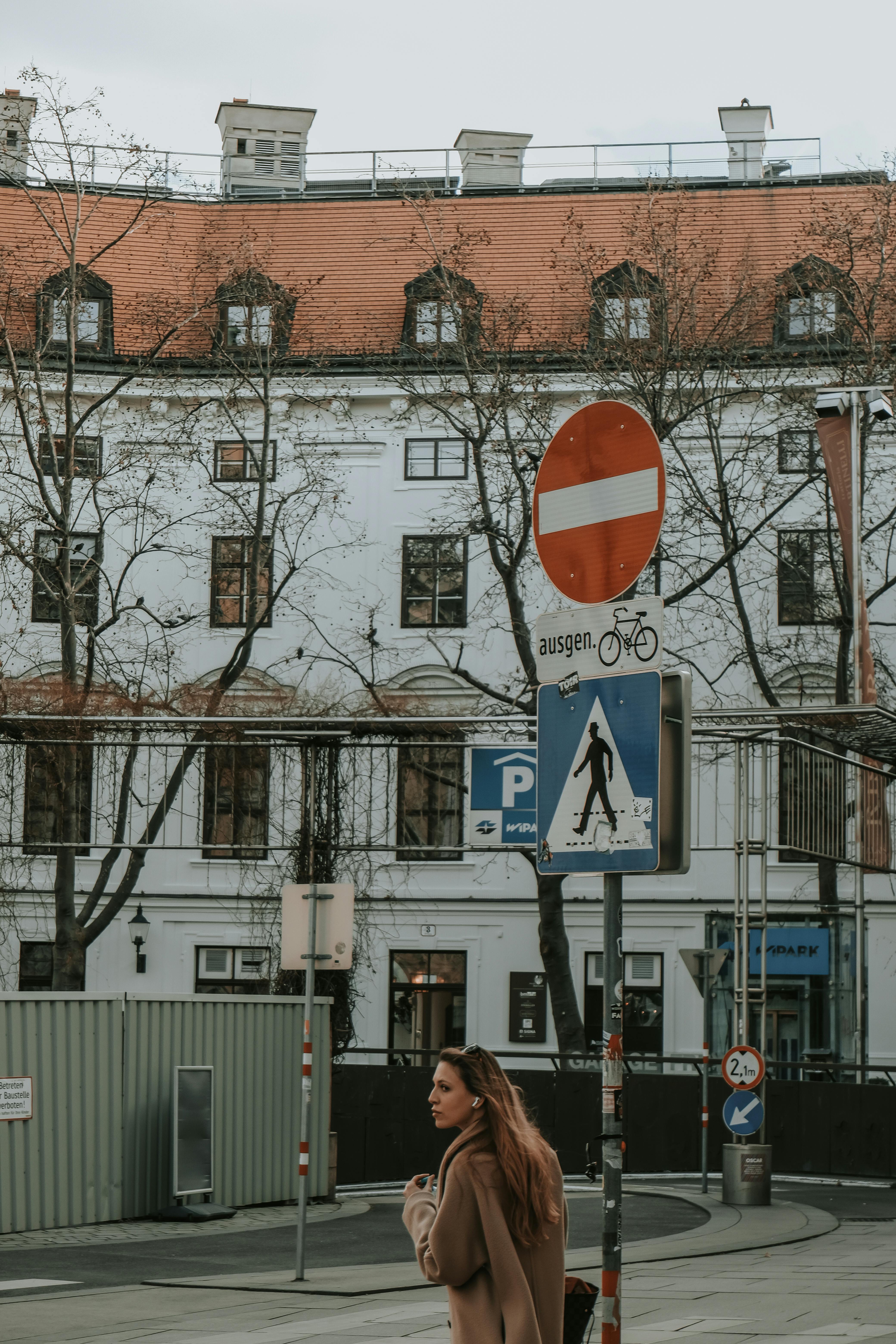 Pieton lovit de mașină după ce a traversat neregulamentar din căruță.