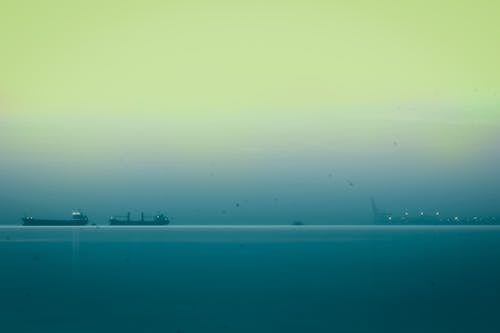 Darmowe zdjęcie z galerii z horyzont, łodzie, mgła