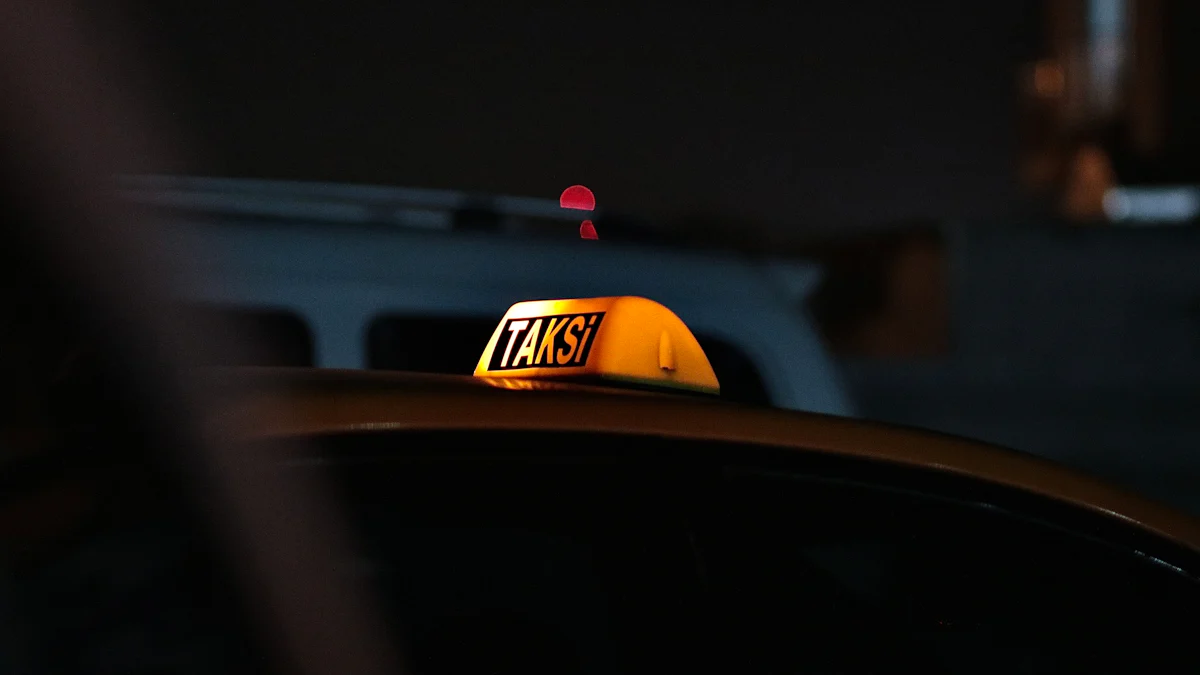 Как установить рекламный экран на крыше такси для привлечения внимания к автомобильной рекламе