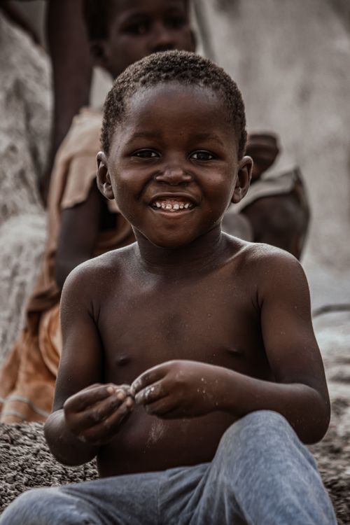Free Joyful child smiling and playing outdoors in Angola, capturing a moment of carefree happiness. Stock Photo