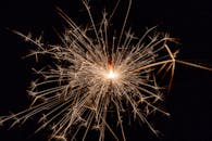 绚丽的烟花点亮了夜空，非常适合庆祝活动或节日氛围