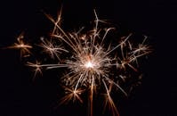 黑夜中，明亮的火花特写镜头创造出耀眼的景象