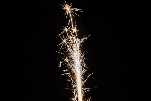 Fogos De Artifício Amarelos à Noite