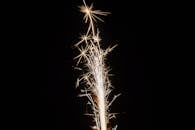 充满活力的火花与节日的灯光一同照亮了夜空