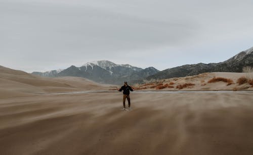 adam, çöl, dağlar içeren Ücretsiz stok fotoğraf