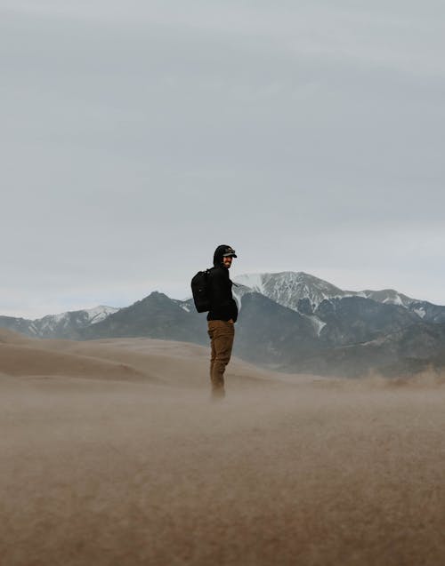 adam, bulutlu, çöl içeren Ücretsiz stok fotoğraf