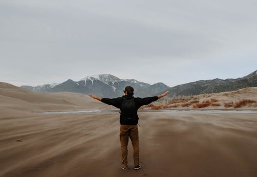 Foto profissional grátis de areia, aventura, boné