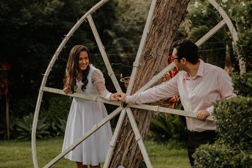 Základová fotografie zdarma na téma bílé šaty, dřevěný, držení za ruce