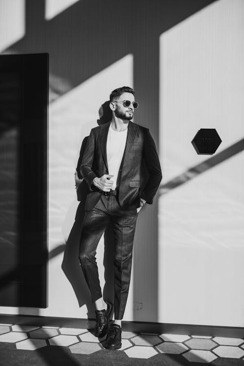 Free Man in Suit in Black and White Stock Photo