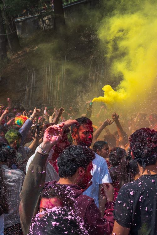 Free A lively outdoor crowd celebrating Holi with colorful powders. Stock Photo