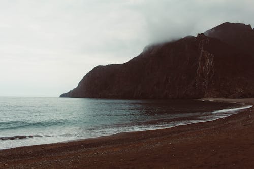 бесплатная Гора на берегу моря Стоковое фото