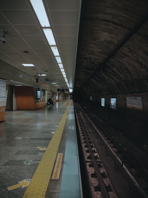 Gratis stockfoto met aankomsthal, doorgang, metro