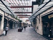 乌鲁兹米尔博尔诺娃的户外购物街，展现了建筑与城市生活方式