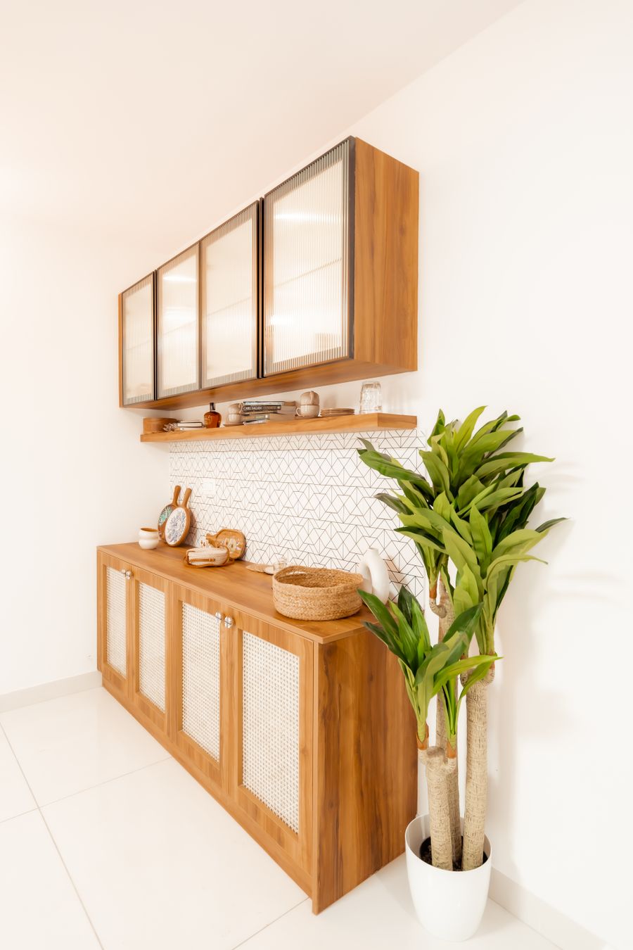 Cozinha moderna com armários, bancada e iluminação natural