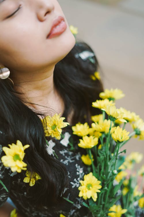 Foto d'estoc gratuïta de dona, flors grogues, fotografia de moda