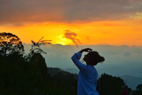 altın rengi gün batımı, amerikalı kadın, and dağları içeren Ücretsiz stok fotoğraf