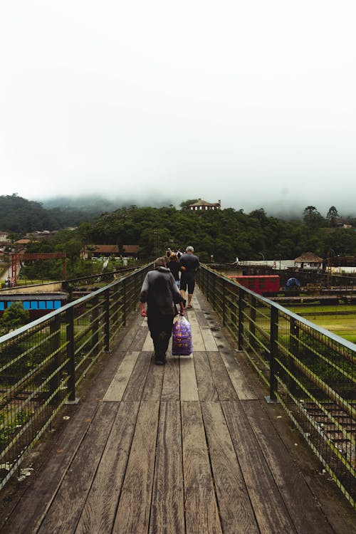 人, 人行天橋, 垂直拍攝 的 免費圖庫相片