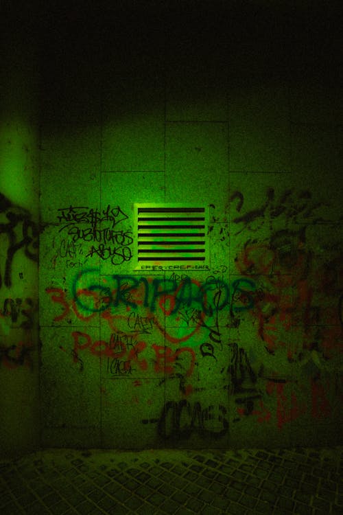 Kostenloses Stock Foto zu abluftöffnung, graffiti, grünes licht