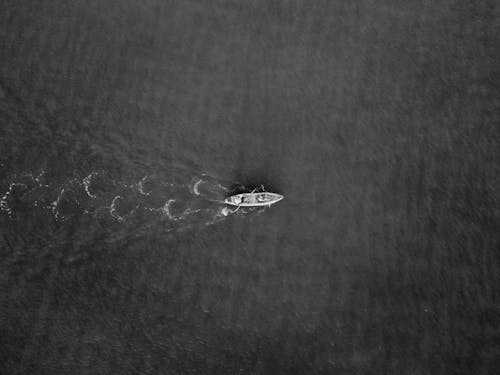 Graustufenfoto Des Bootes Auf Dem Wasser