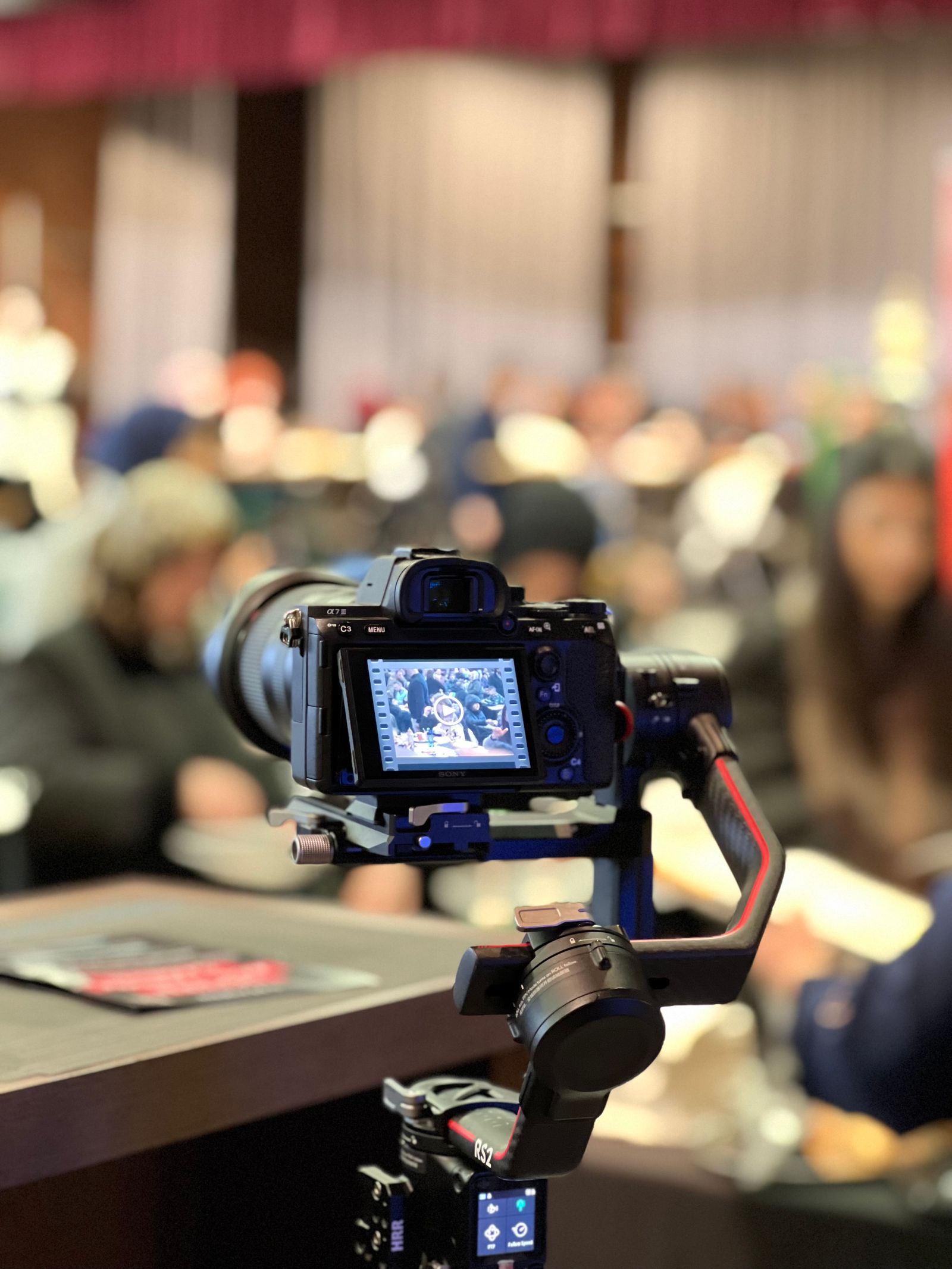 Kamera snima publiku u konferencijskoj dvorani