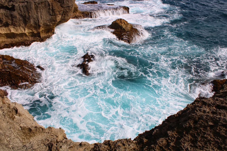 pantai selatan jawa dengan ombak dan pemandangan terbaik