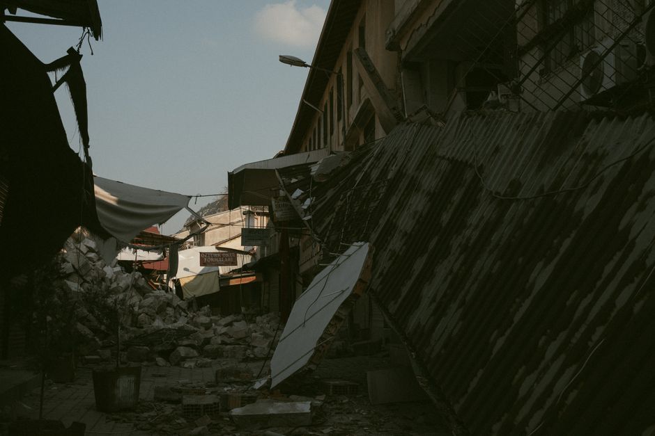 재난지원금 지급대상: 올해 내 이름도 포함됐을까? 14 Destruction in Antakya, Türkiye, shows collapsed buildings and debris.