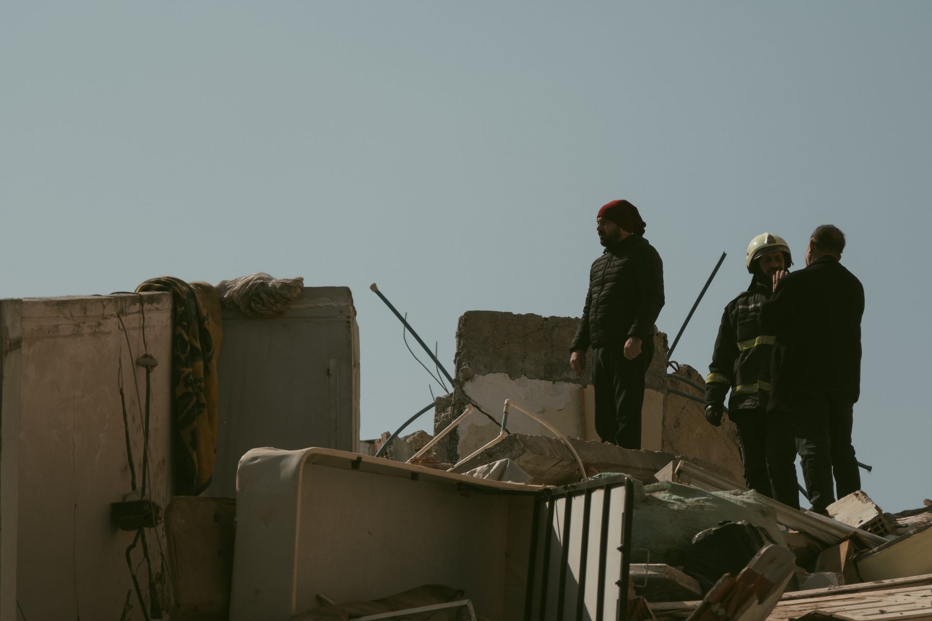 Deprem sonrası enkazda arama kurtarma çalışması