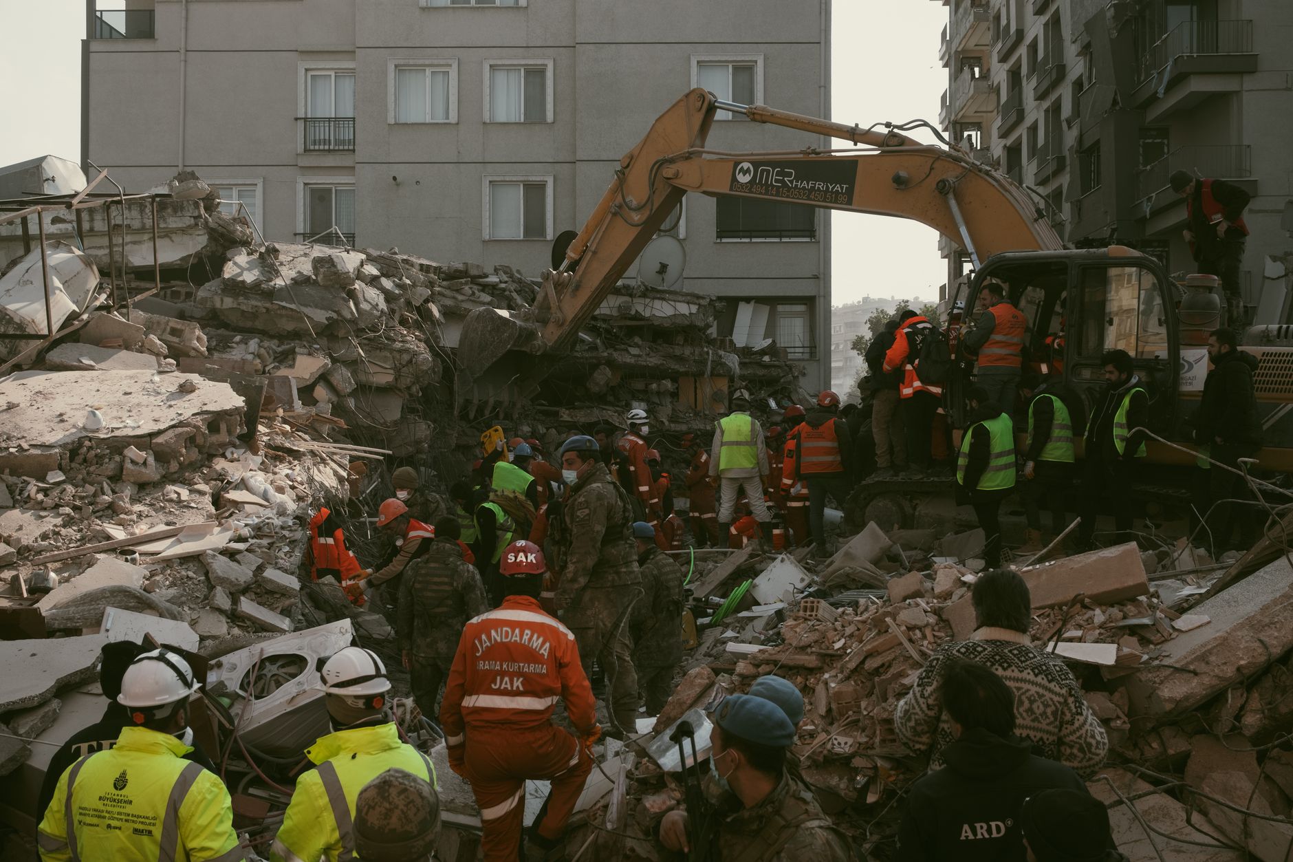 일본 여행 중 지진 났을 때 기본 행동 순서 정리 7 Rescuers work tirelessly amidst rubble in Antakya, Hatay, Türkiye, after an earthquake.