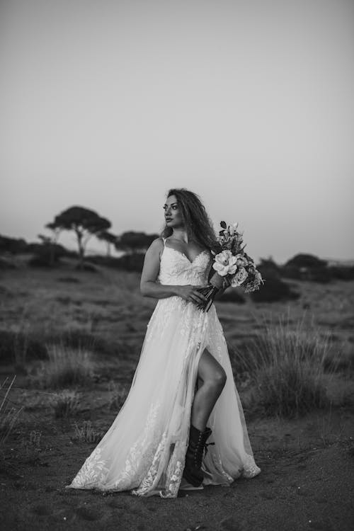 Безкоштовне стокове фото на тему «букет, вертикальні постріл, весільна сукня»