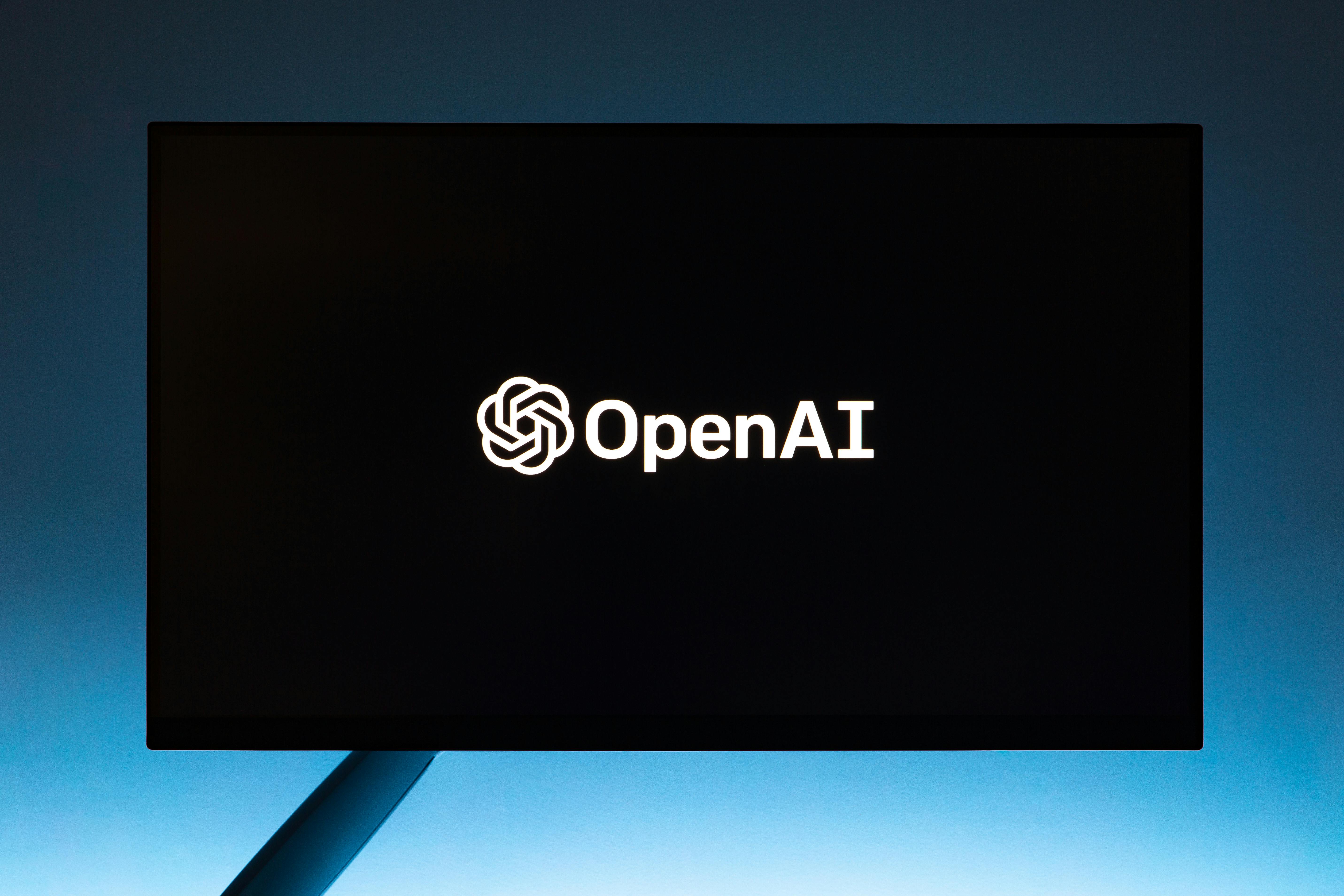 Monitorbildschirm Mit Openai-Logo Auf Schwarzem Hintergrund · Kostenloses Stockfoto