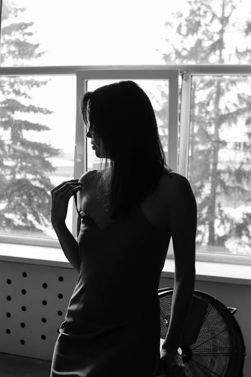 Immagine gratuita di bianco e nero, donna, finestre