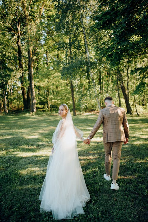 Foto profissional grátis de andando, árvores, fotografia de casamento