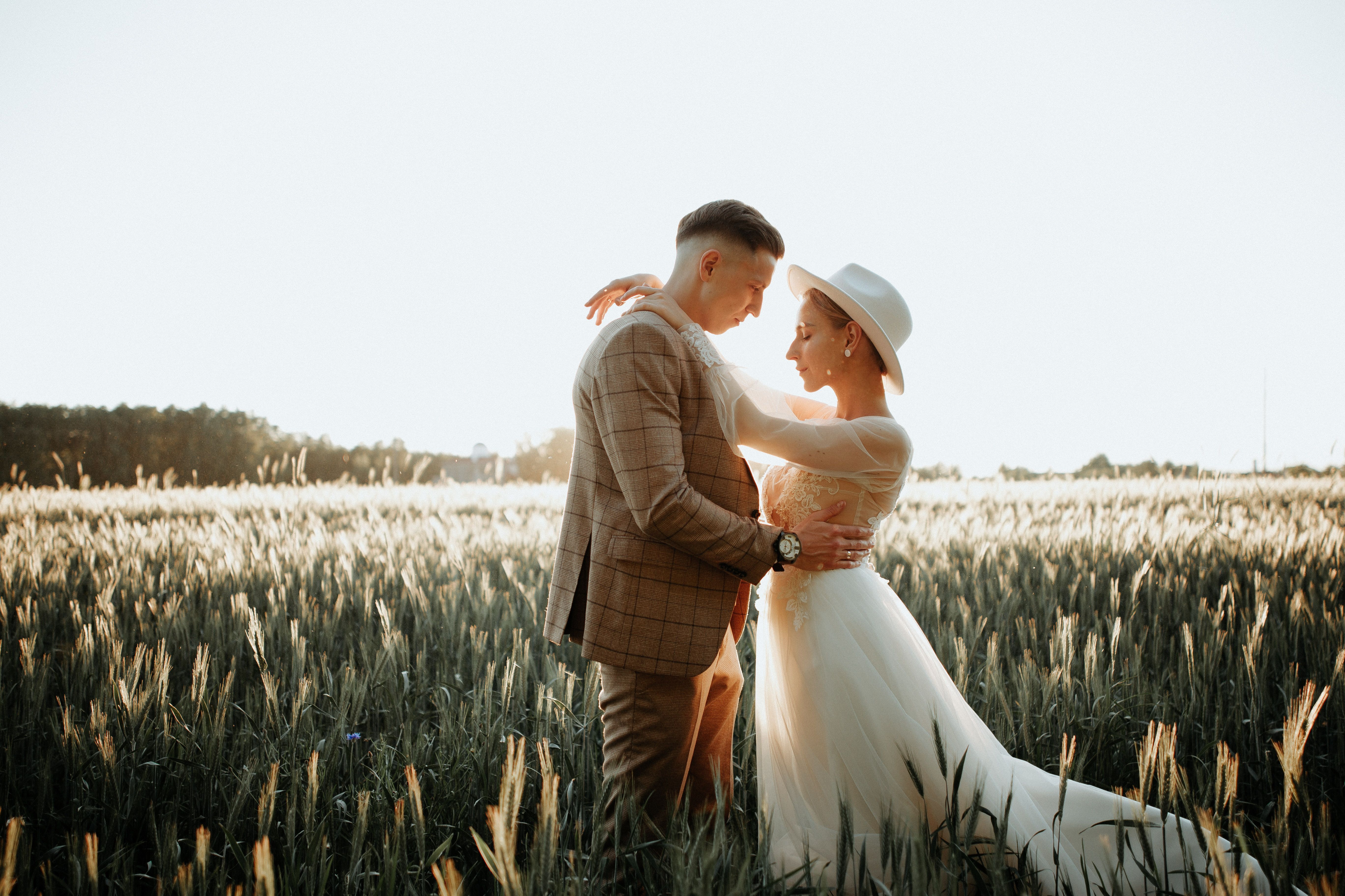 Couple lors d'un mariage en lumière dorée