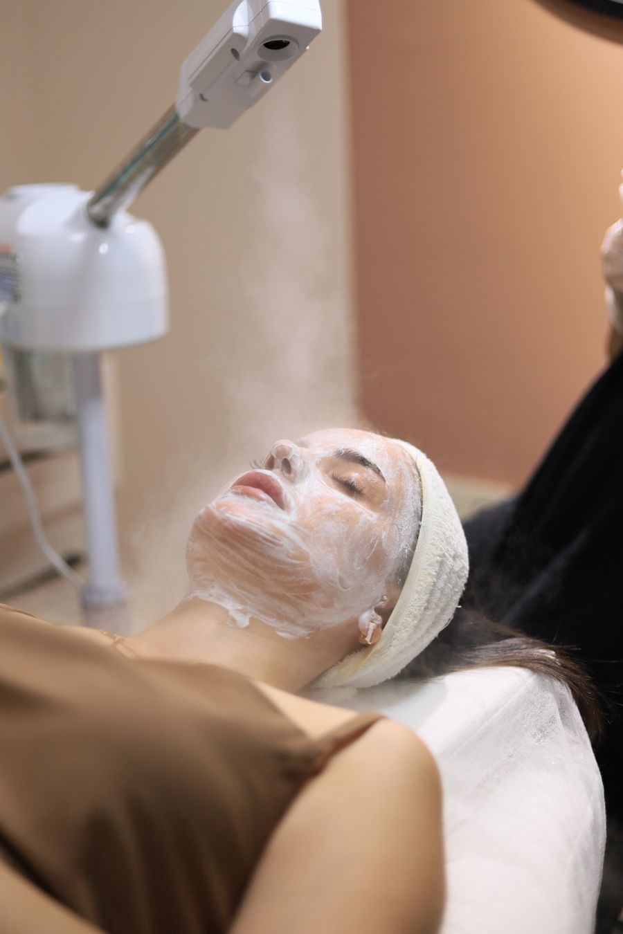 Mulher aproveitando vaporização facial