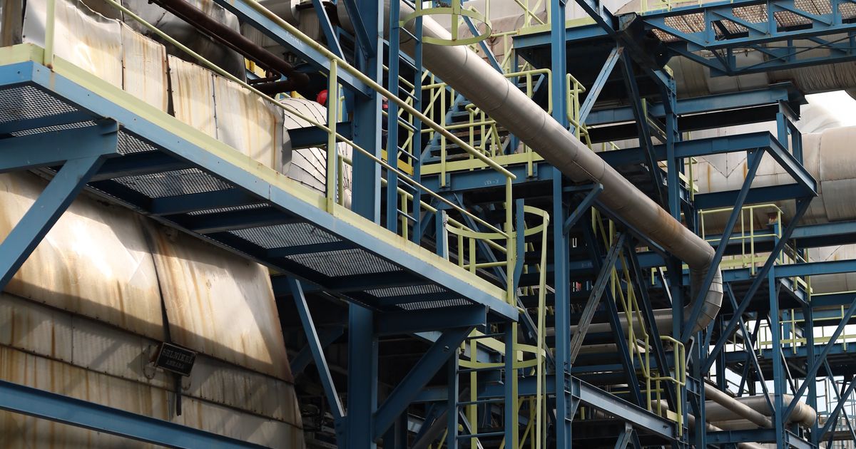 Produktionshalle mit Stahlbühnen und Anlagentechnik als typisches Objekt der Industriereinigung