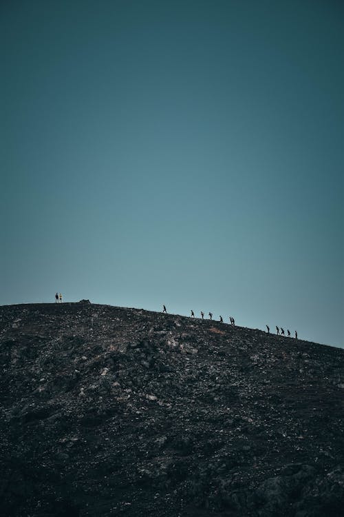 Pessoas Caminhando Na Montanha