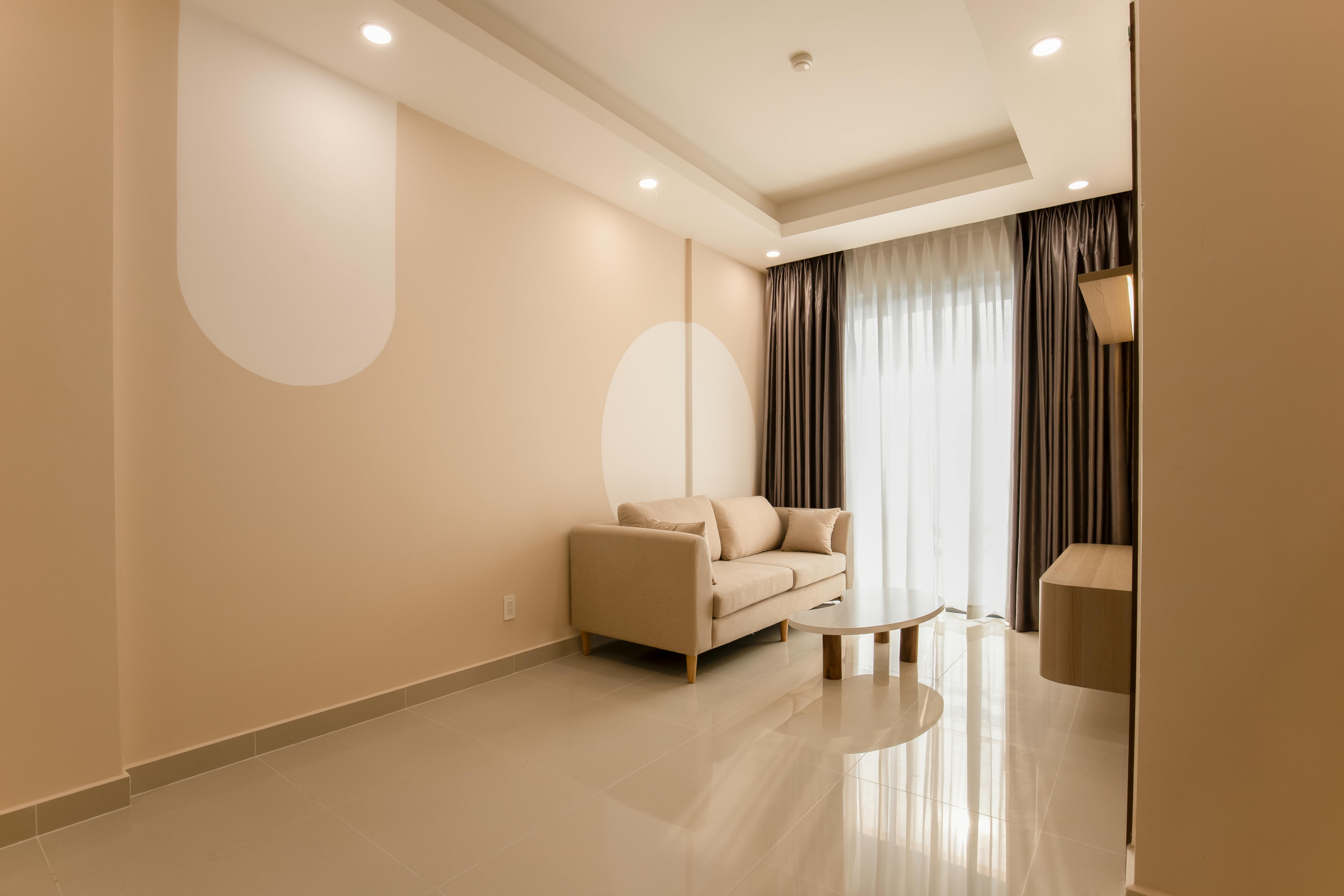 Multifunktionales Gästezimmer mit Schlafsofa, kleinem Arbeitsplatz und ruhigen Naturtönen auf kleinem Grundriss