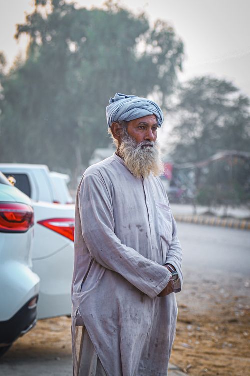 Free Portrait of an elderly man in Bahawalpur, Punjab, wearing traditional attire and headwear. Stock Photo