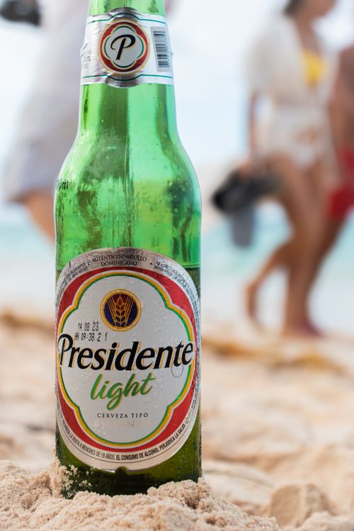 Free Cerveza Presidente light en la Playa de Punta Cana en la República Dominicana  Stock Photo