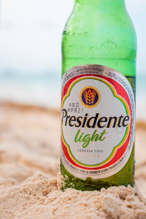 Free Cerveza Presidente light en la Playa de Punta Cana en la República Dominicana  Stock Photo