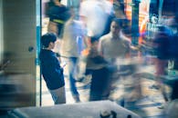 九月在香港，人们行走的模糊动作捕捉了城市的生活与活力